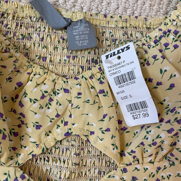 tilly’s floral top - Picture 3 of 3